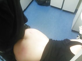 पतली सुंदरता सोफे पर भाग्यशाली द्वारा गड़बड़