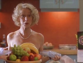 सींग का बना अरब लड़की बिल्ली में गड़बड़ कर दिया और उसे कंपनी के लिए नीचे