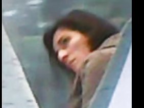 दो लड़कियां पैसे के लिए एक आदमी के साथ चुदाई करती हैं