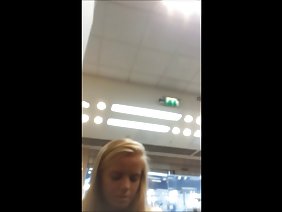 नशे में रूसी एमआईएलए वियोला ने खुद को एक टैटू के साथ एक युवा दोस्त को दिया