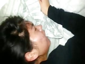 युवा फूहड़ एक केबल के सामने एक गुलेल फेंकता है