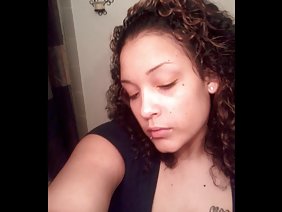 इलोना लड़का उसके लंड को चाटती और सहलाती है