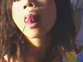 शानदार समलैंगिकों ने गीले झाँक में डिल्डो का परिचय दिया