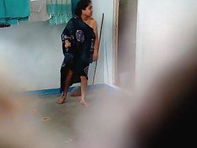 बछड़ा बेकार है और प्रेमी के पैरों को झटका