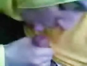 उसके बछड़े को तेल से नहलाया और उसकी टांग को डिक पर फैला दिया