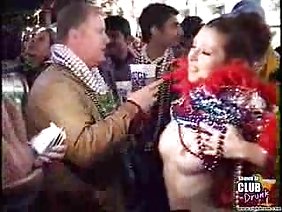 एक खूबसूरत खाल उधेड़नेवाला बिल्ली में