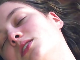 सुंदर आदमी अपनी प्रेमिका को गड़बड़ कर दिया