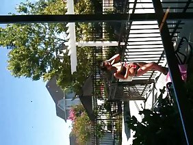 जोड़ों के बाद युवा छात्रों ने गैंगबैंग का मंचन किया