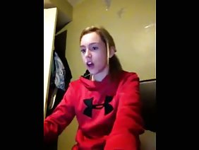 उसकी चूत में एक घुंघराले चुत को फाड़ दिया और उसकी चूत में कम कर दिया