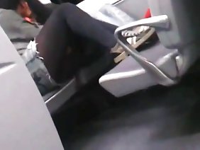 गोरा खुद को बाहर से सहलाता है