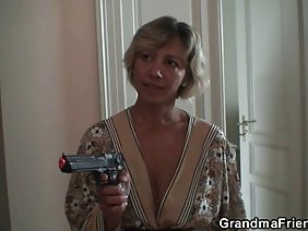 लोचदार गधे के साथ एक बड़ा मुर्गा सौंदर्य बेकार है