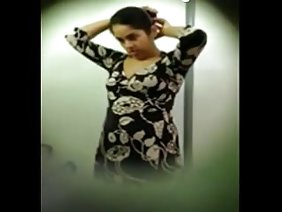 पूरी तरह नग्न होकर कैमरे पर कामुक दृश्य