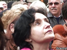 Mulatto एक बड़ा डिक के साथ एक युवा रूसी श्यामला पीट रहा है