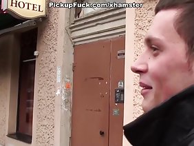 गहरी गांड में रसीले होंठों के साथ रूसी