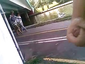 एक लंबी रिसर पर गर्म कुतिया कूद