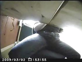 एक सफ़ेद बिस्तर पर सेक्स करने वाला युवा