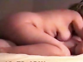 विभिन्न खिलौनों के साथ स्कीनी हैंडजोब