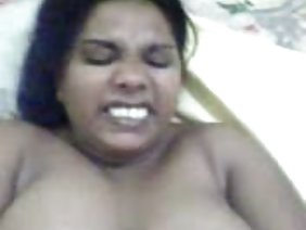 अद्भुत फूहड़ बड़ा मुर्गा बेकार है और उसे योनी के साथ प्रसन्न करता है