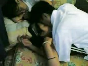 आबनूस उसके स्तन और योनी चॉकलेट हस्तमैथुन बिल्ली के साथ