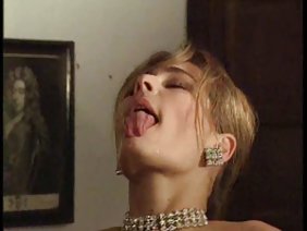 बड़े स्तन के साथ लड़कियों से स्ट्रिपटीज