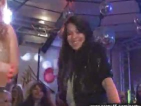 स्वीट चिक एक दोस्त के एक सदस्य पर गधा कूद गया और एक हवा के साथ अपने मुर्गा पर बह गया