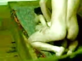 ड्रेसिंग रूम में नीग्रो आदमी को सफेद सदस्य पर खींचता है।