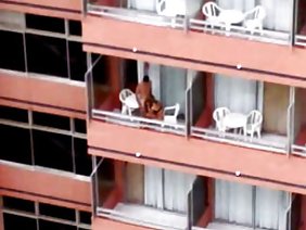 मोज़ा में बिस्तर पर रूसी लड़की