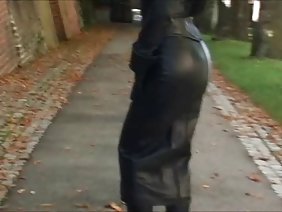 जकूजी में मोटी नग्न चाची बिल्ली हस्तमैथुन करती है