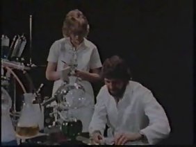 आदमी बालों वाली डिक के साथ फ्राइंग माँ