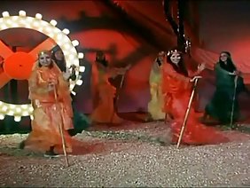 युवा लड़की मुँह में सह निगलती है और निगल जाती है