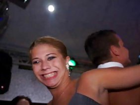 शॉर्ट्स में छेद वाली पतली लड़की ने रूसी दी