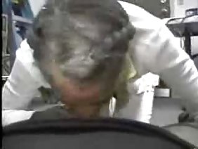 चंचल समलैंगिकों अपने मिंक को दुलार करते हैं