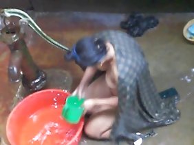 सुंदर रूसी लड़की चिकनी चूत को सीमित करती है