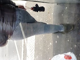 पूरी तरह से ग्रीष्मकालीन छेद लिंग कबूतर पर बिल्ली का काम करता है