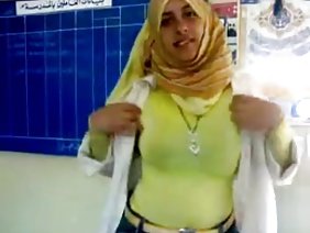 अतुल्य केबल ने दो लड़कियों को बदले में बदल दिया और उन्हें सभी दरारों में लगाया