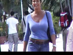 एक काले आदमी के काले सदस्य ने अपने पति के सामने एक सफ़ेद लड़की को तंग किया