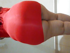 हस्तमैथुन के दौरान कराहना और उसके निपल्स को खींचता है