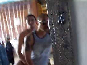 हॉट स्लट्स मोड़ में एक गहरी blowjob लेती है