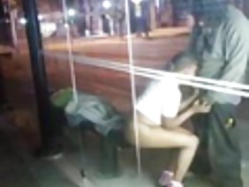 मैडम ने एक ट्रांसवेस्टाइट के गुदा में एक बड़े फाल्स को हिलाया