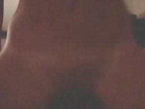 उस आदमी ने दो सेक्सी विश्वसनीय गर्लफ्रेंड की चुदाई की और उनमें से एक की चूत में समा गया