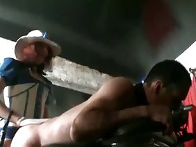 टेंडर गर्ल जोश से सेक्स में अपने अनुभव को दर्शाती है