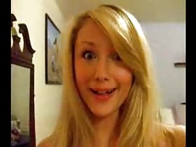 रसोई घर में रसोइए लड़के की रसदार टोपी पकाना