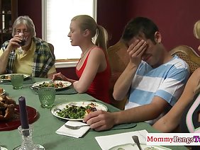 महिला एक युवा लड़के के साथ सो गई, जिसने तब फूहड़ से पेशाब किया