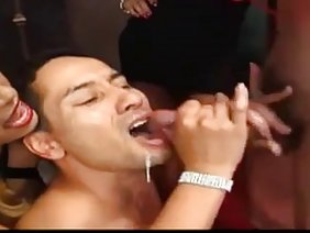 लड़का दो खूबसूरत महिलाओं द्वारा क्रूरता से गड़बड़