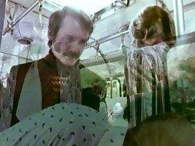 दो काले बालों वाली लड़कियों ने कुछ मज़ा करने का फैसला किया