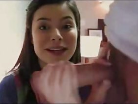 अधोवस्त्र में वसा लड़की उसकी बिल्ली के साथ खेलता है