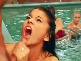 रूसी श्यामला डॉक्टर के पास जांच के लिए आई थी