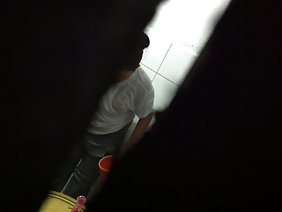 एक बड़े महानगर के चित्रमाला में मुंडा छेद के साथ गर्म कुतिया