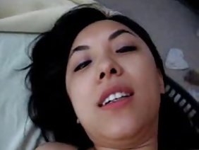 टैटू आदमी रसदार बिल्ली के साथ एक एशियाई fucks