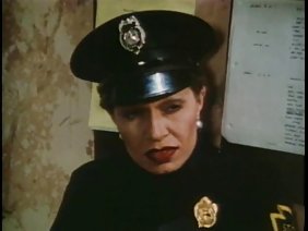 सफेद प्रेमिका उसकी बिल्ली में काला बकवास करती है